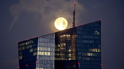 La luna tramonta dietro la Banca centrale europea a Francoforte, Germania, giovedì 25 gennaio 2024.