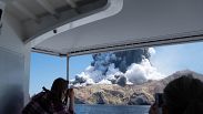 Turistas ante el activo volcán neozelandés White Island