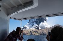 Turistas ante el activo volcán neozelandés White Island