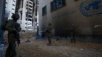Israelische Soldaten gehen in Stellung, als sie das UNRWA-Hauptquartier in Gaza betreten, Donnerstag, 8. Februar 2024.