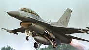 ARCHÍV: A Vermont Légi Nemzeti Gárda egyik F-16D Fighting Falconja a Burlington Nemzetközi Repülőtéren, 1998. augusztus 5-én