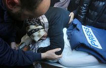 دختریک خبرنگار فلسطینی بالای جنازه پدرش که در بمباران‌های غزه کشته شد