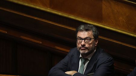 Talijanski ministar financija Giancarlo Giorgetti čeka početak glasovanja o povjerenju novoj vladi, u Rimu, u srijedu, 26. listopada 2022. 