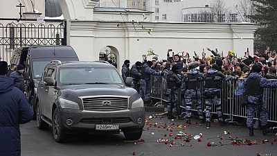 Λουλούδια στη νεκροφόρα που μεταφέρει τη σορό του Αλεξέι Ναβάλνι πριν τη ταφή του στη Μόσχα