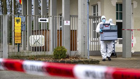  فريق من الطب الشرعي  في جوار المنزل الذي وقعت فيه الجريمة في بلدية شيسيل، ألمانيا، الجمعة 1 مارس 2024.