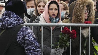 Trotz bedrohender Polizeikulisse – Tausende von Menschen haben in Moskau Abschied vom ehemaligen russischen Oppositionsführer Alexej Nawalny genommen.