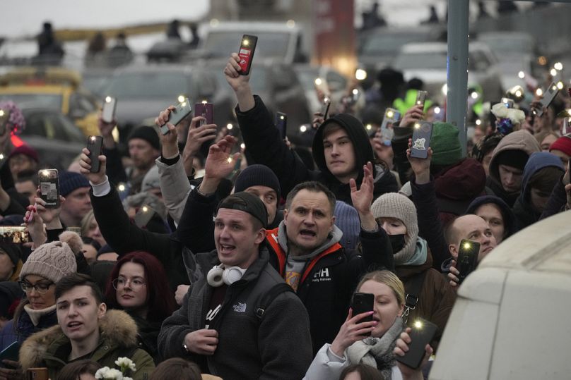 Tausende von Menschen erweisen Nawalny die letzte Ehre.