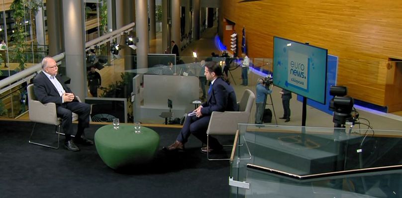 Ο Δημήτρης Παπαδημούλης παραχωρεί συνέντευξη στον δημοσιογράφο της ελληνικής υπηρεσίας του euronews, Πάνο Κιτσικόπουλο