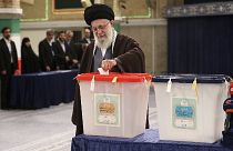 Ο Αγιατολάχ Αλί Χαμενεΐ ψηφίζει