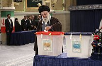 علي خامنئي يدلي بصوته خلال الانتخابات البرلمانية وانتخابات مجلس الخبراء في طهران، إيران، 1 مارس 2024.