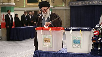 علي خامنئي يدلي بصوته خلال الانتخابات البرلمانية وانتخابات مجلس الخبراء في طهران، إيران، 1 مارس 2024.