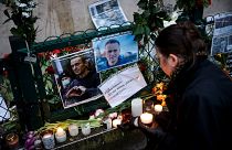 Des personnes viennent déposer des fleurs lors d'un rassemblement en hommage à l'opposant russe Alexei Navalny, sur la place du Trocadéro à Paris, le vendredi 1er mars 2024.