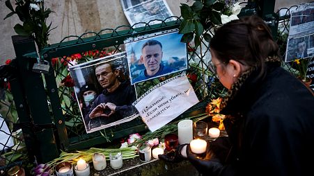 Homenagem a Navalny em Paris.