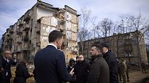 Der ukrainische Präsident Selenskyj (rechts) und der niederländische Ministerpräsident Rutte (links), besichtigen beschädigte Wohnhäuser in Charkiw, 1. März 2024