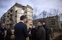 Der ukrainische Präsident Selenskyj (rechts) und der niederländische Ministerpräsident Rutte (links), besichtigen beschädigte Wohnhäuser in Charkiw, 1. März 2024