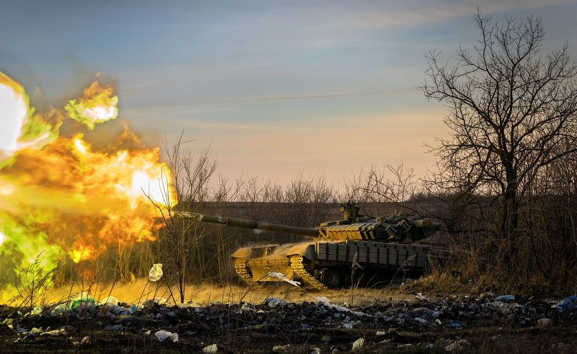 Украинский танк стреляет по российским позициям около Часова Яра