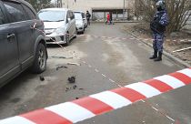 شرطي روسي يحرس في مكان تحطم طائرة مسيرة سقطت على أحد المباني بمدينة سانت بطرسبورغ 02/03/2024