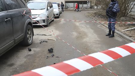 شرطي روسي يحرس في مكان تحطم طائرة مسيرة سقطت على أحد المباني بمدينة سانت بطرسبورغ 02/03/2024