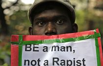 Homem com cartaz anti-violação