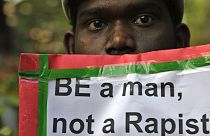Hombre con cartel contra la violación