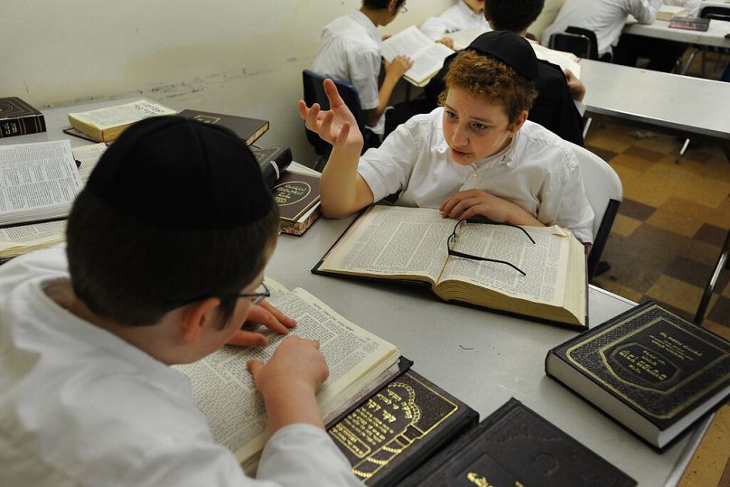Tevrat eğitimi alan Yahudi öğrenciler (arşiv)