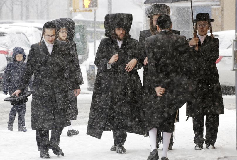 Geleneksel kıyafetleriyle dolaşan ultra Ortodoks Yahudi toplumu üyeleri