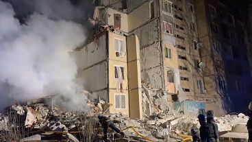 غارة روسية بطائرة مسيرة على مدينة أوديسا أصابت مبنى شاهقاً وأسفرت عن مقتل شخصين.