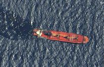 Navio graneleiro Rubymar é visto no sul do Mar Vermelho, perto do estreito de Bay el-Mandeb, a derramar petróleo após um ataque dos rebeldes Houthi 
