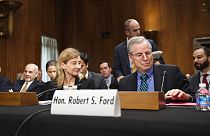  روبرت فورد، سفير الولايات المتحدة إلى سوريا، يدلي بشهادته أمام لجنة العلاقات الخارجية بمجلس الشيوخ حول الصراع في سوريا، في الكابيتول هيل بواشنطن، 31 أكتوبر 2013.