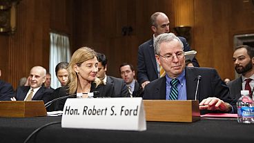  روبرت فورد، سفير الولايات المتحدة إلى سوريا، يدلي بشهادته أمام لجنة العلاقات الخارجية بمجلس الشيوخ حول الصراع في سوريا، في الكابيتول هيل بواشنطن، 31 أكتوبر 2013.