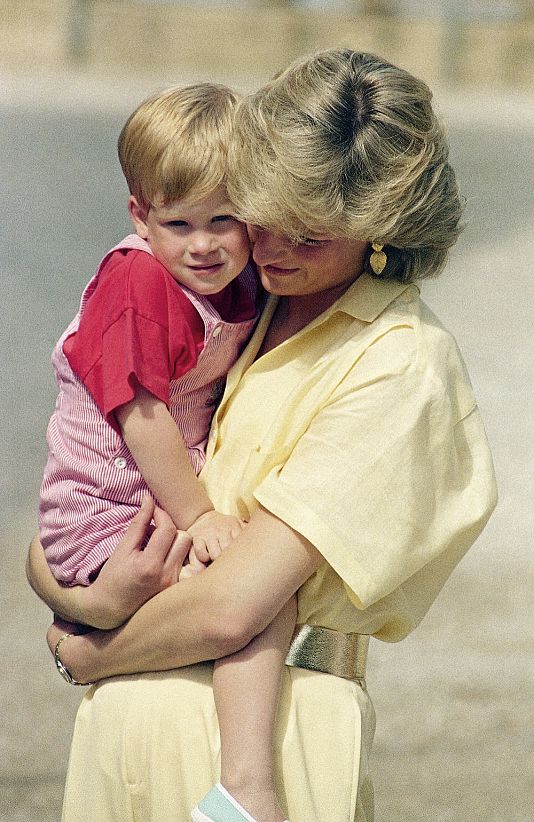 A walesi hercegnő, Lady Di fiával, Harry herceggel 1987-ben
