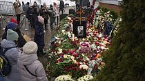 وضع الزهور على قبر أليكسي نافالني في اليوم التالي لجنازته في مقبرة بوريسوفسكوي، في موسكو، روسيا، 2 مارس 2024.