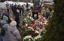 وضع الزهور على قبر أليكسي نافالني في اليوم التالي لجنازته في مقبرة بوريسوفسكوي، في موسكو، روسيا، 2 مارس 2024.