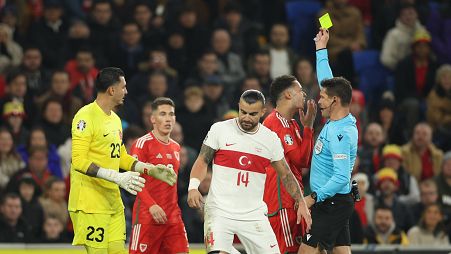 A piros lap mellett továbbra is csak sárgával büntethetnek a futballbírók – képünk illusztráció