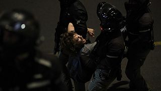 Policía deteniendo manifestante