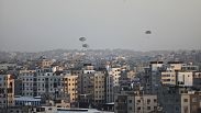 Aiuti umanitari lanciati dal cielo a Gaza