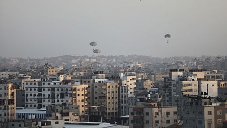 Estados Unidos lanza ayuda humanitaria sobre la ciudad de Gaza, Franja de Gaza