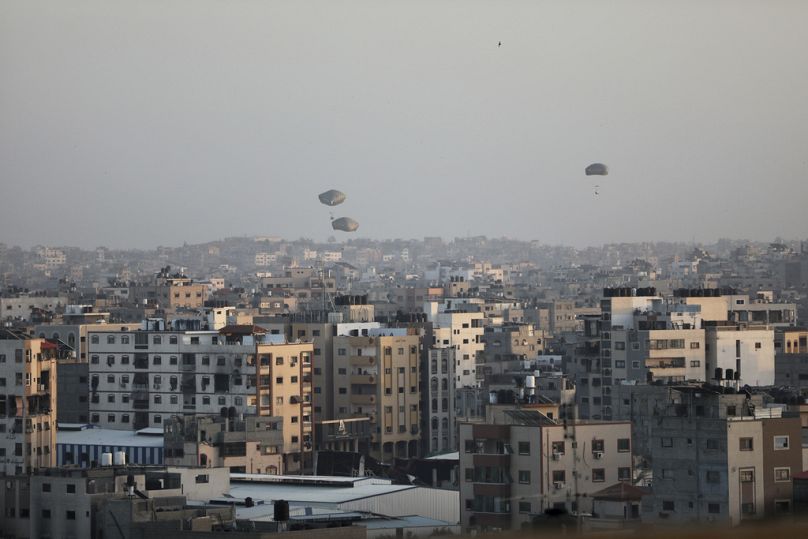 Humanitäre Hilfe wird von den Vereinigten Staaten über Gaza-Stadt im Gazastreifen abgeworfen, Samstag, 2. März 2024.