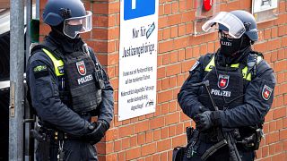 Agentes de policía alemana.  La exterrorista de la Facción del Ejército Rojo (RAF), Daniela Klette (65), ha sido detenida en Berlín