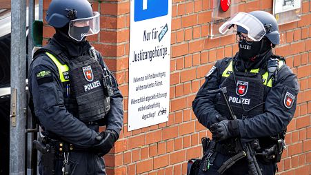 Agentes de policía alemana.  La exterrorista de la Facción del Ejército Rojo (RAF), Daniela Klette (65), ha sido detenida en Berlín