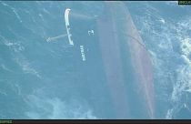 الصورة تظهر السفينة روبيمار التي ترفع علم بليز وهي تغرق في البحر الأحمر