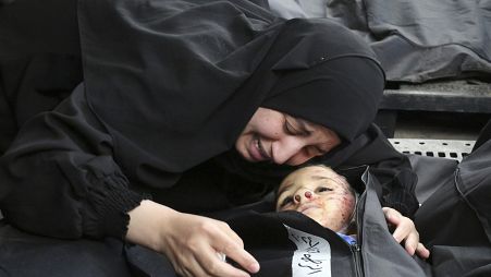 أم فلسطينية تبكي طفلها الذي طاله القصف الإسرائيلي على خان يونس
