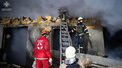 Ukrainischen Notfalldienste an einem Gebäude nach einem russischen Angriff in Odessa, Ukraine, am 23. Februar 2024.