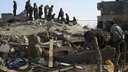 Παλαιστίνιοι στα συντρίμμια κτιρίου μετά από ισραηλινό βομβαρδισμό στη Ράφα στη Λωρίδα της Γάζας