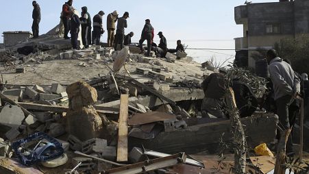 Παλαιστίνιοι στα συντρίμμια κτιρίου μετά από ισραηλινό βομβαρδισμό στη Ράφα στη Λωρίδα της Γάζας