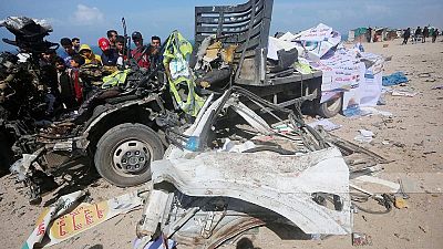 شاحنة المساعدات الكويتية التي قصفها الجيش الإسرائيلي في دير البلح وسط قطاع غزة