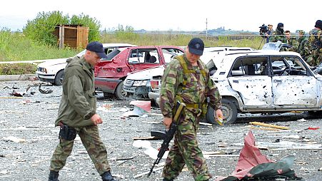 Russische Spezialeinheiten passieren beschädigte Autos, die durch eine Explosion zerstört wurden, 15. September 2003 (Symbolbild)
