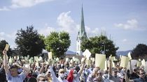 Los residentes votan en una reunión comunitaria al aire libre en Zollikon, Suiza, el sábado 4 de julio de 2020.