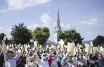 Los residentes votan en una reunión comunitaria al aire libre en Zollikon, Suiza, el sábado 4 de julio de 2020.
