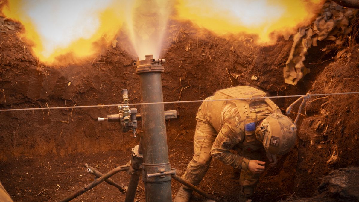 Ουκρανικές ένοπλες δυνάμεις εκτοξεύουν πυρά πυροβολικού κοντά στην Μπαχμούτ